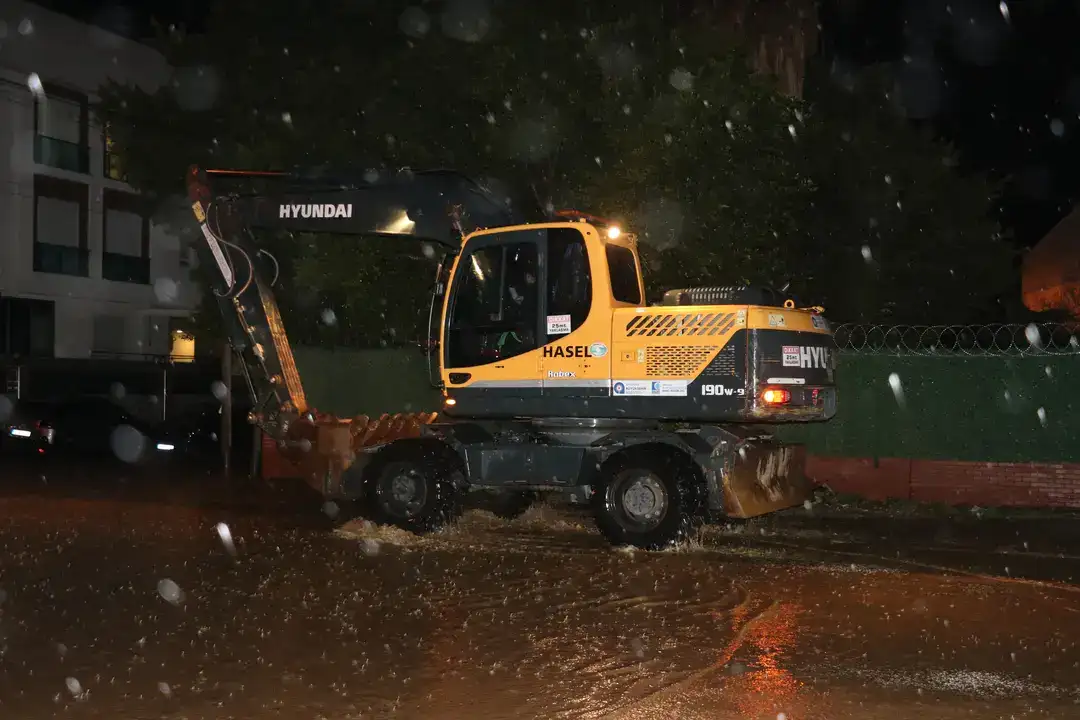Fırtına ve Hortum Seraları Yıktı, Yollar Göle Döndü 5